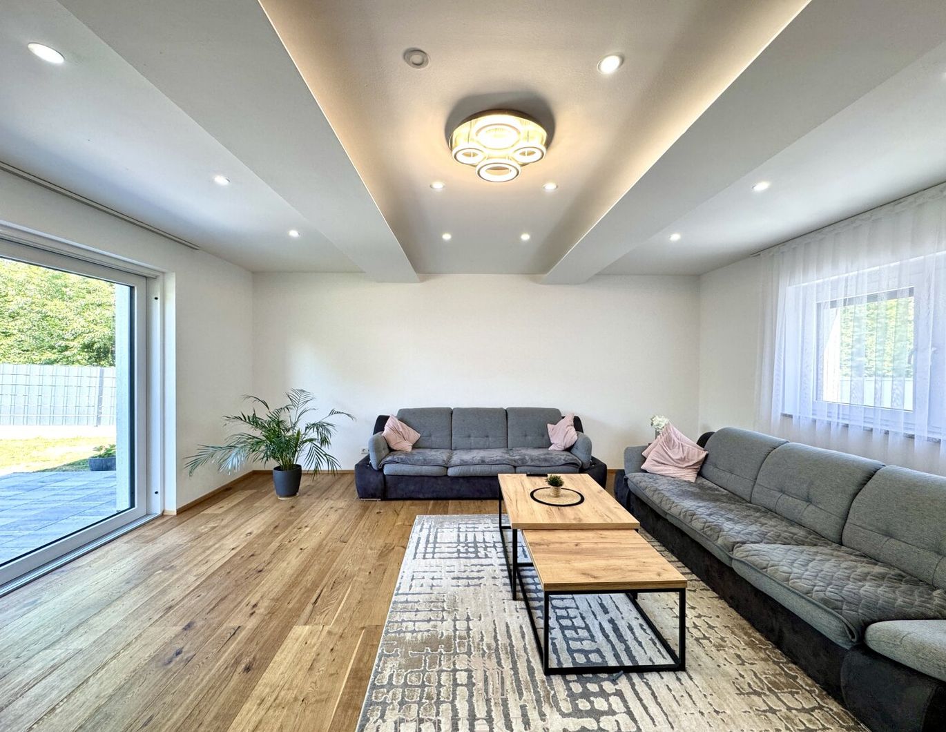 EXTRAHOHE DOPPELGARAGE: Modernes Einfamilienhaus mit viel Stauraum in absoluter Ruhelage!