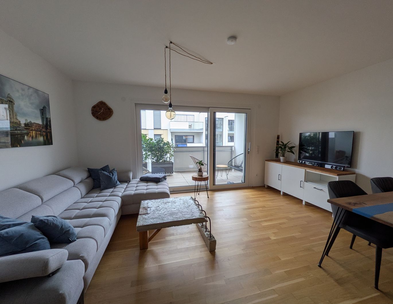 2 - Zimmer Wohnung mit Balkon! Hallenbad, Sauna & Weinkeller im Haus