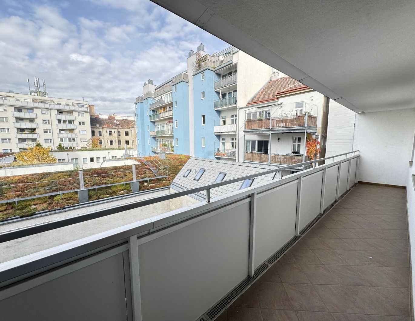 *Sanierungsbedürftiger Familien- oder Pärchenhit in absoluter Ruhelage mit Loggia bei U6 Dresdner Straße* Ab sofort verfügbar*