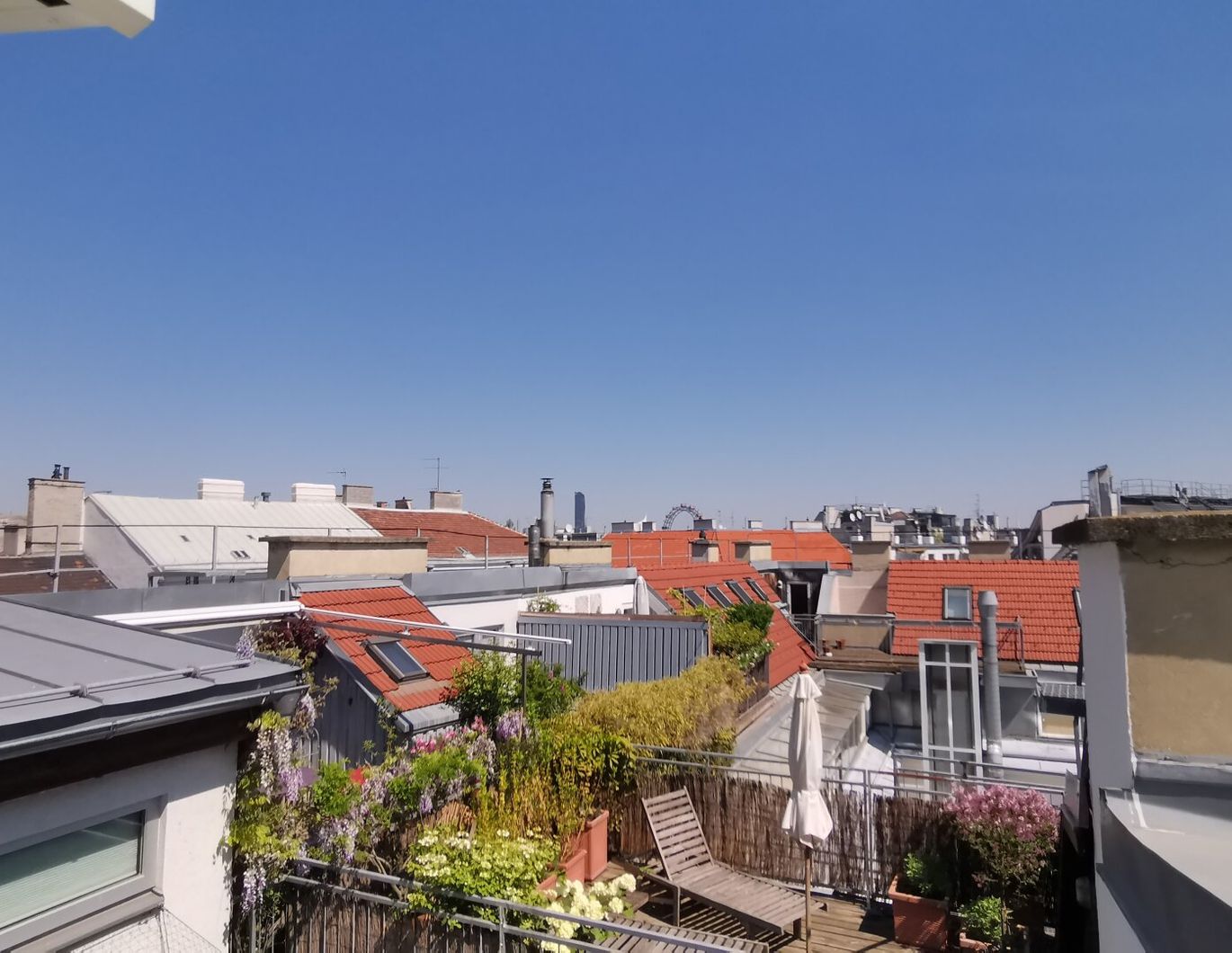 Dachgeschosswohnung der Superlative: 3 Zimmer mit viel Freifläche & Luxus pur in Citynähe : ab November zur Anmietung frei!
