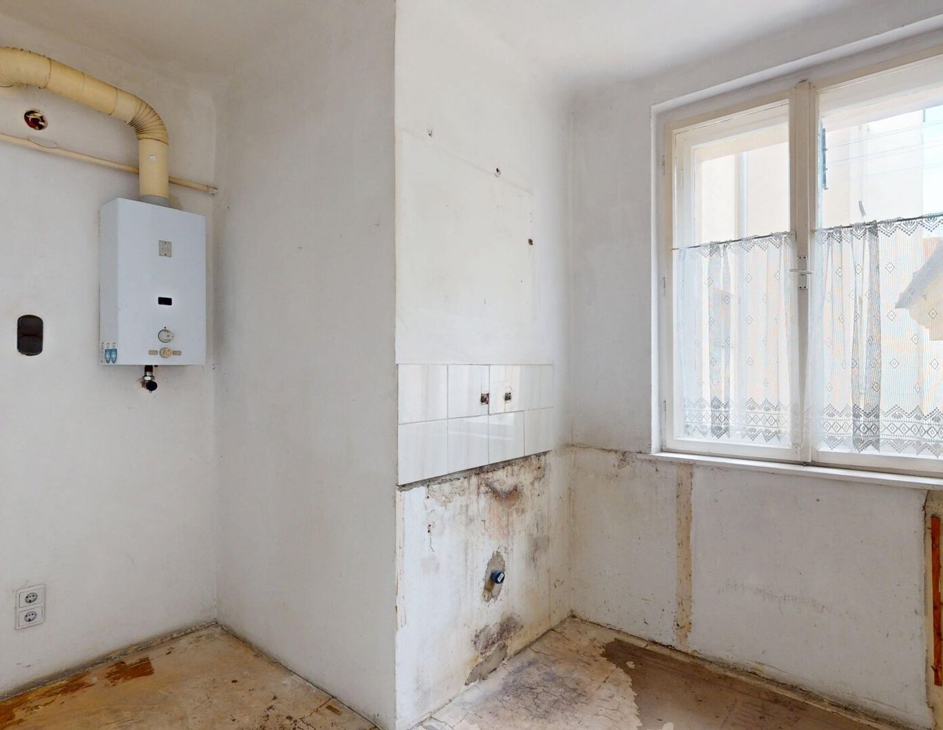 Gassergasse/Laurenzgasse: General zu sanierende Kleinwohnung nahe Alois-Drasche-Park - 3. Liftstock - Gute Infrastruktur und Verkehrsanbindung