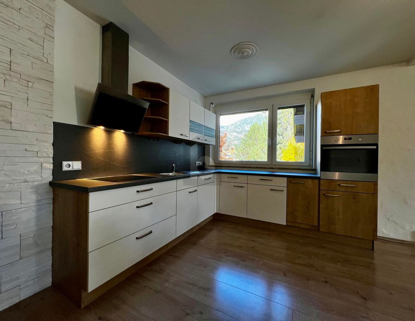 ZENTRAL, SONNIGER BALKON, STELLPLATZ - ALLES WAS MAN BRAUCHT!