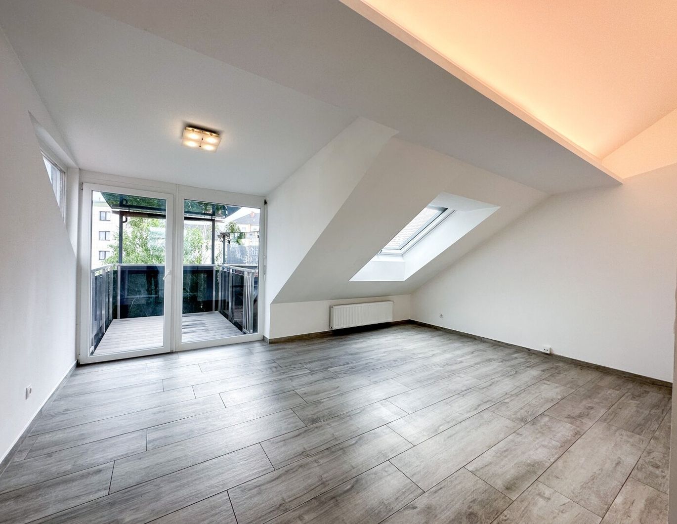 Moderne Dachgeschosswohnung mit 2 Zimmern & sonnigem Balkon nahe der Mur in Graz-Lend