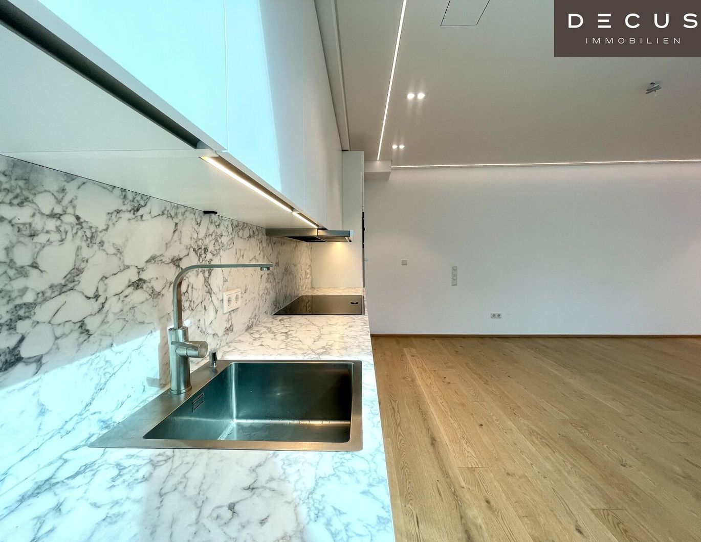 | MODERNE FAMILIENWOHNUNG IM DACHGESCHOSS | EXKLUSIVE ZENTRUMSLAGE | STADTPARK | RUHIGE HOFSEITIGE 12 m2 TERRASSE |