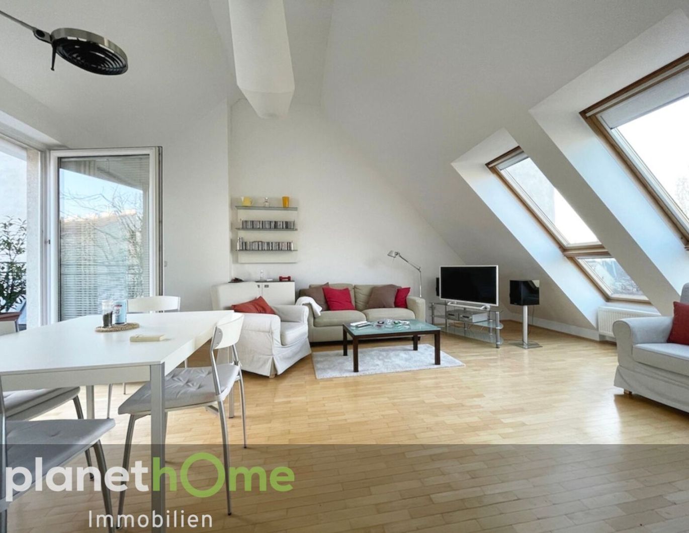 Mitten im 7.: Super-Dachwohnung mit Terrasse in Grünruhelage