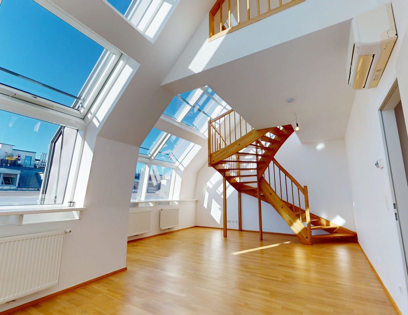 Stilvoll wohnen im Dachgeschoss - großzügig, ruhig und mit Terrasse