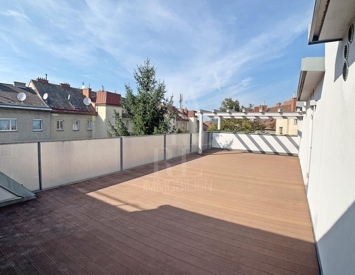erstklassige Dachterrassenwohnung mit großer Terrasse