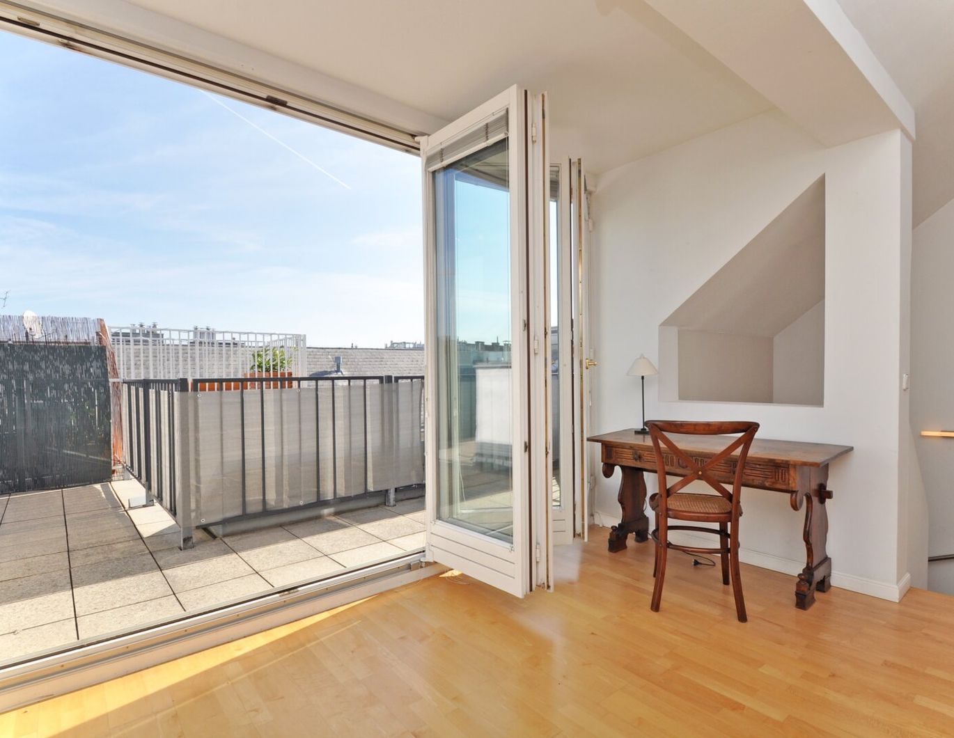 Möblierte Dachmaisonette mit 3 Schlafzimmern und sonniger Terrasse nahe Rochusmarkt - FULLY FURNISHED & AC