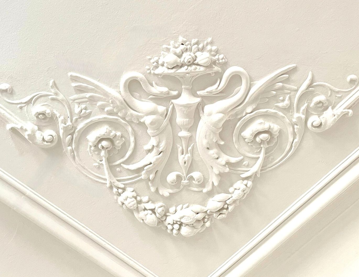 ERSTBEZUG NACH GENERALSANIERUNG: Einzigartige helle Altbauwohnung mit Stuckdecken in ruhiger Lage und einem kleinen Balkon