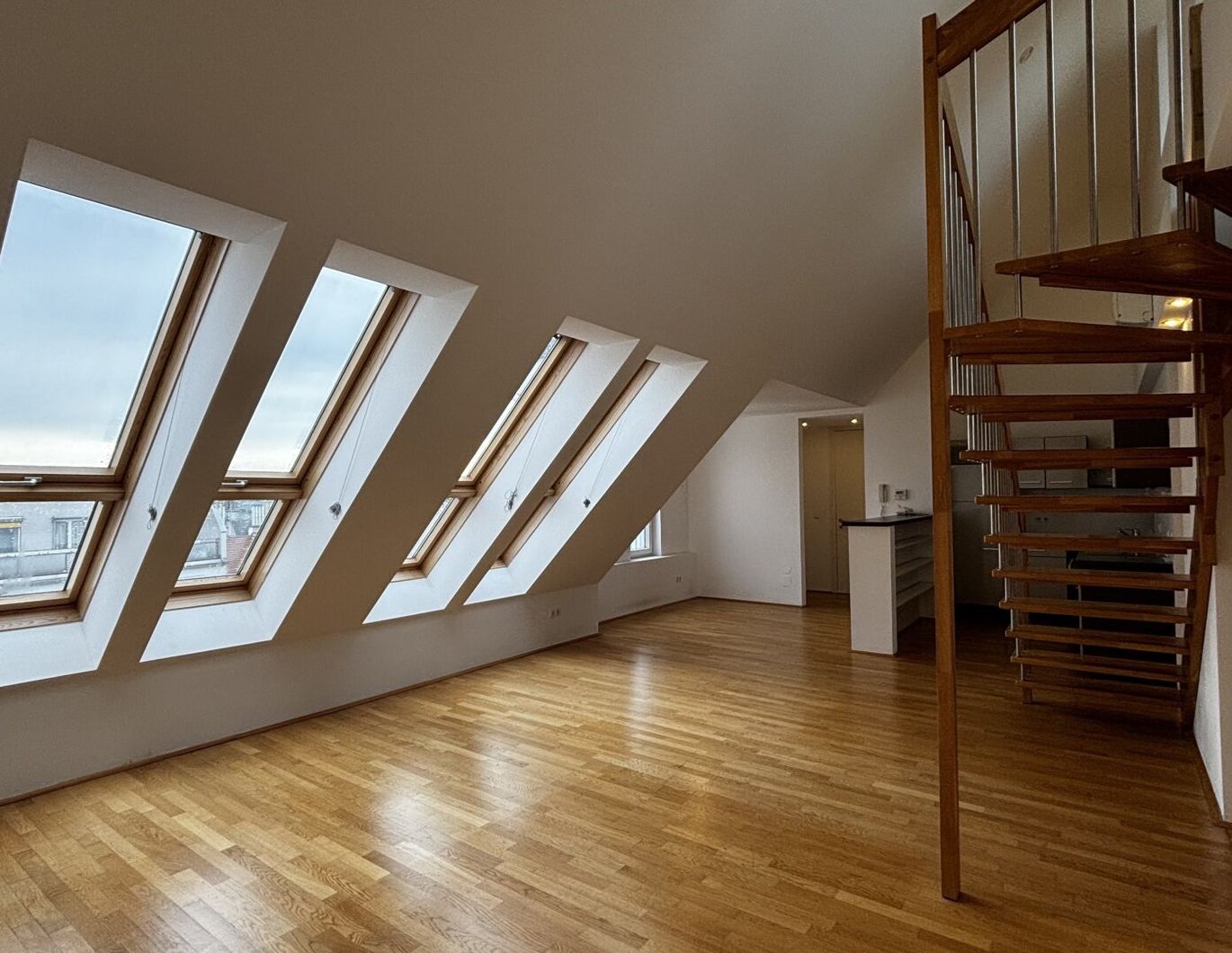 Sonnige Dachgeschosswohnung mit Blick & Stil - Nähe Mariahilfer Straße - JETZT ANFRAGEN