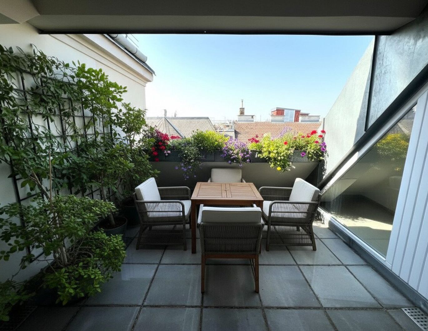 TOP LAGE: Moderne, ruhige und klimatisierte Dachgeschoss-Wohnung mit Terrasse / TOP LOCATION: Modern, quiet and air-conditioned apartment with terrace
