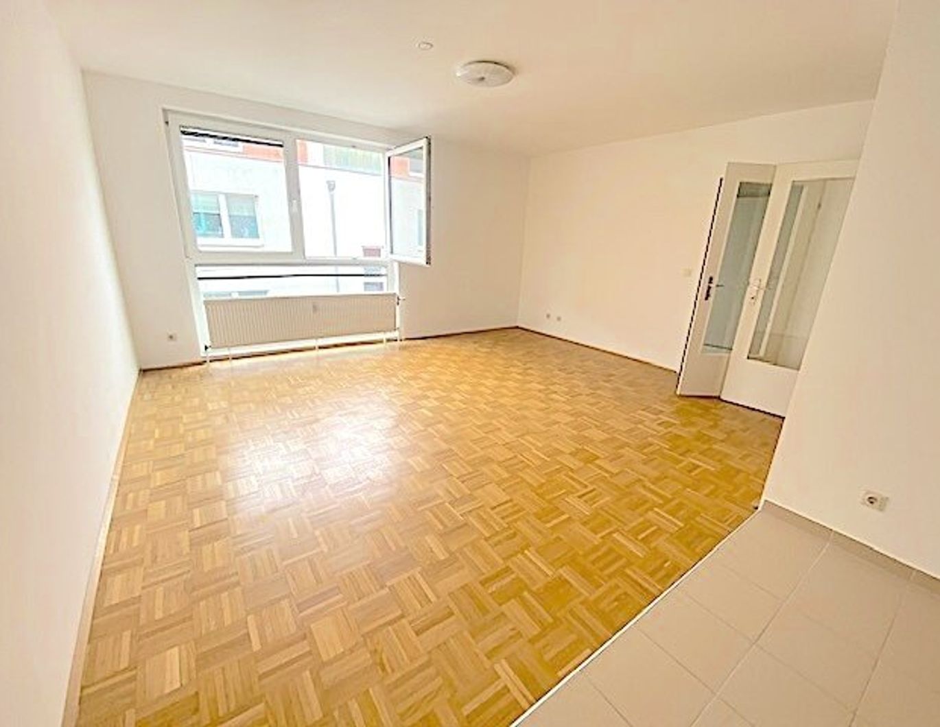 NEUER PREIS! PROVISIONSFREI VOM EIGENTÜMER! RUHIGE 1-ZIMMER WOHNUNG IN DER FORSTHAUSGASSE!