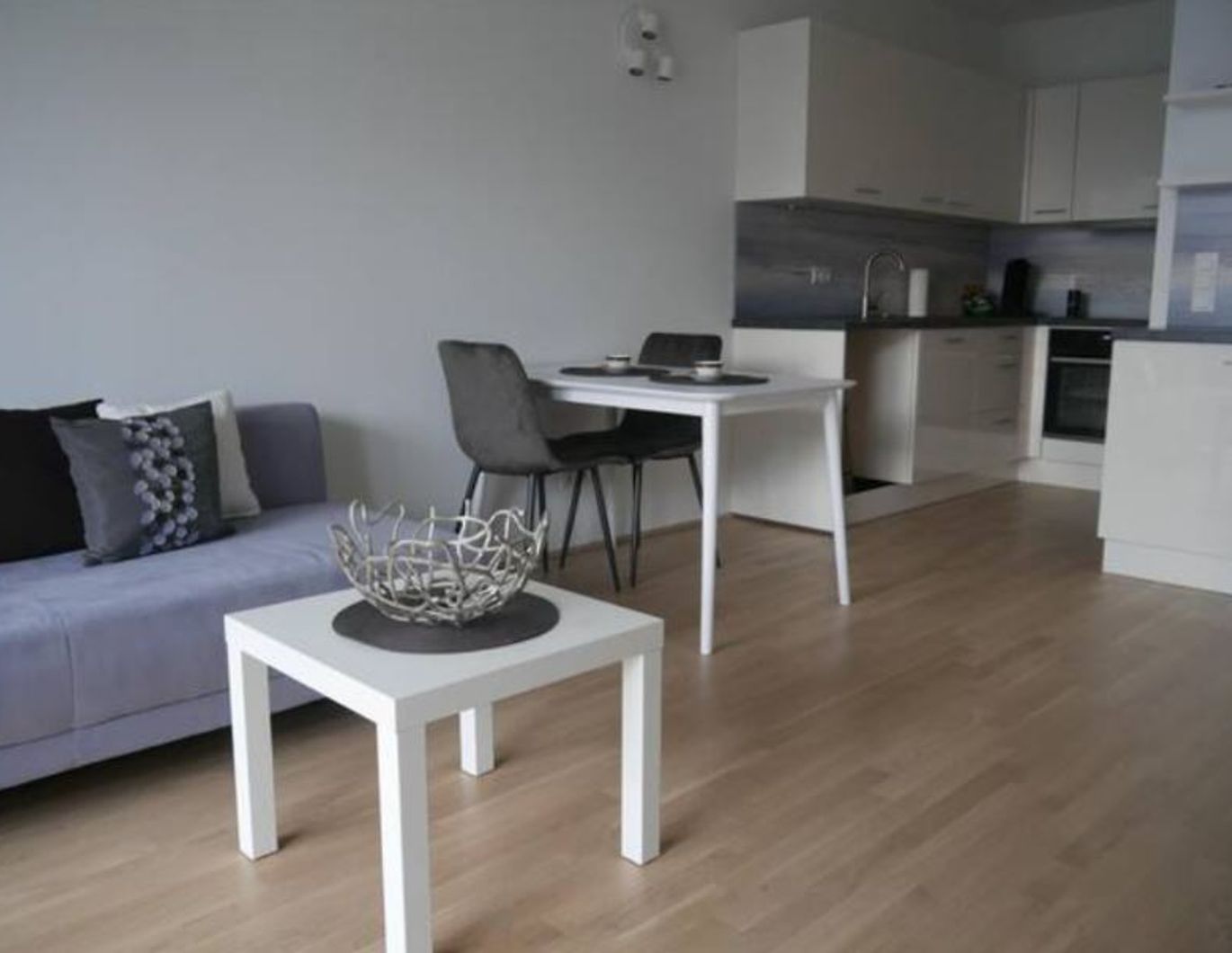 Helle vollmöbilierte Wohnung im Kirschblütenpark