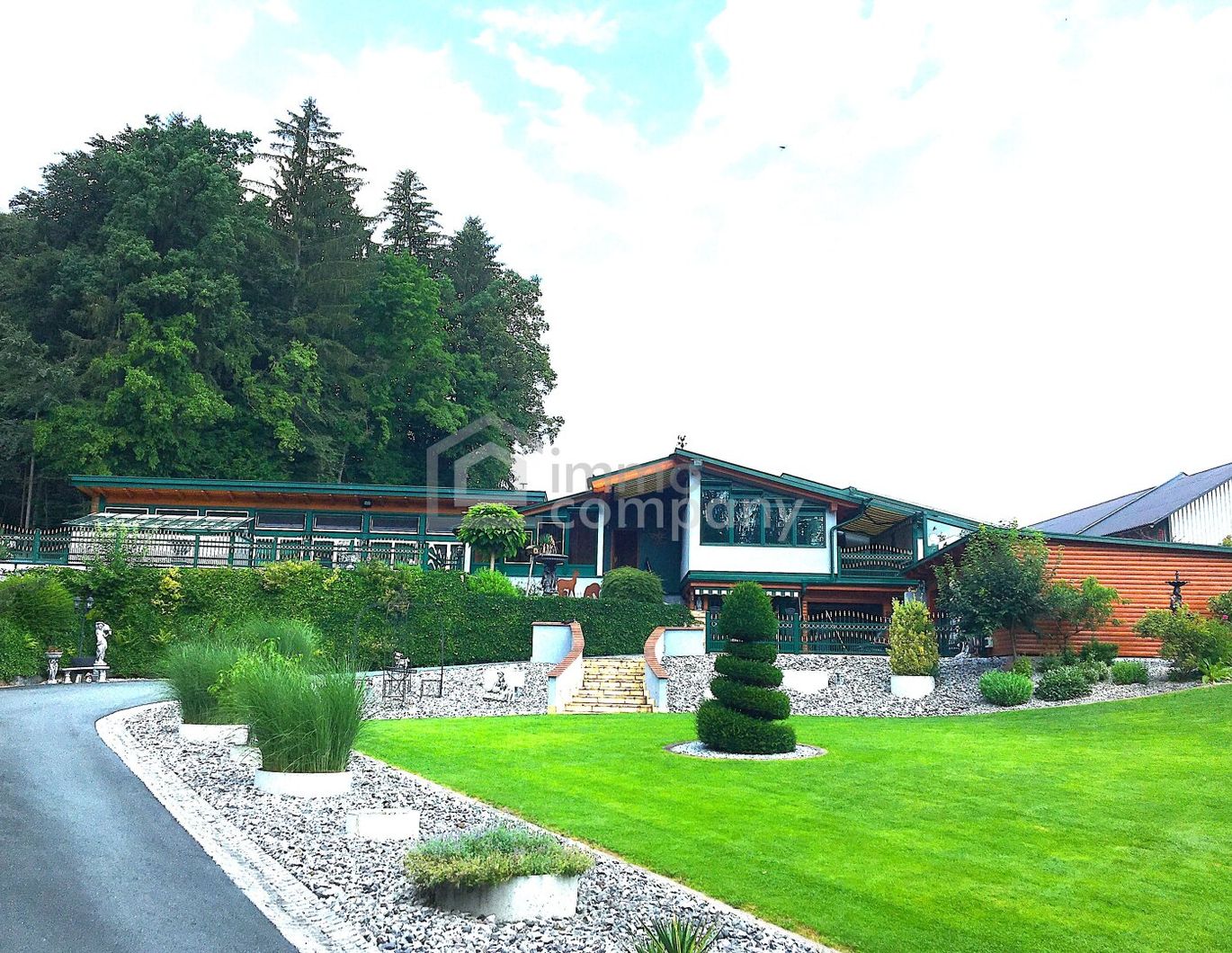 Rarität in Stainz! Modernes Anwesen mit parkähnlichem Außenbereich