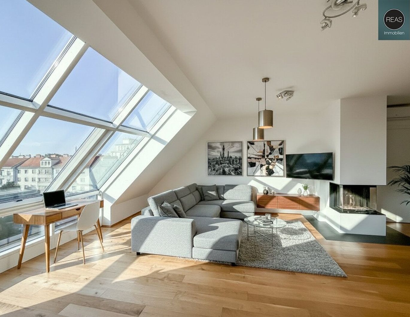 Klimatisierte Dachgeschoss Maisonette mit 2 Terrassen und Kamin nahe Uno City!