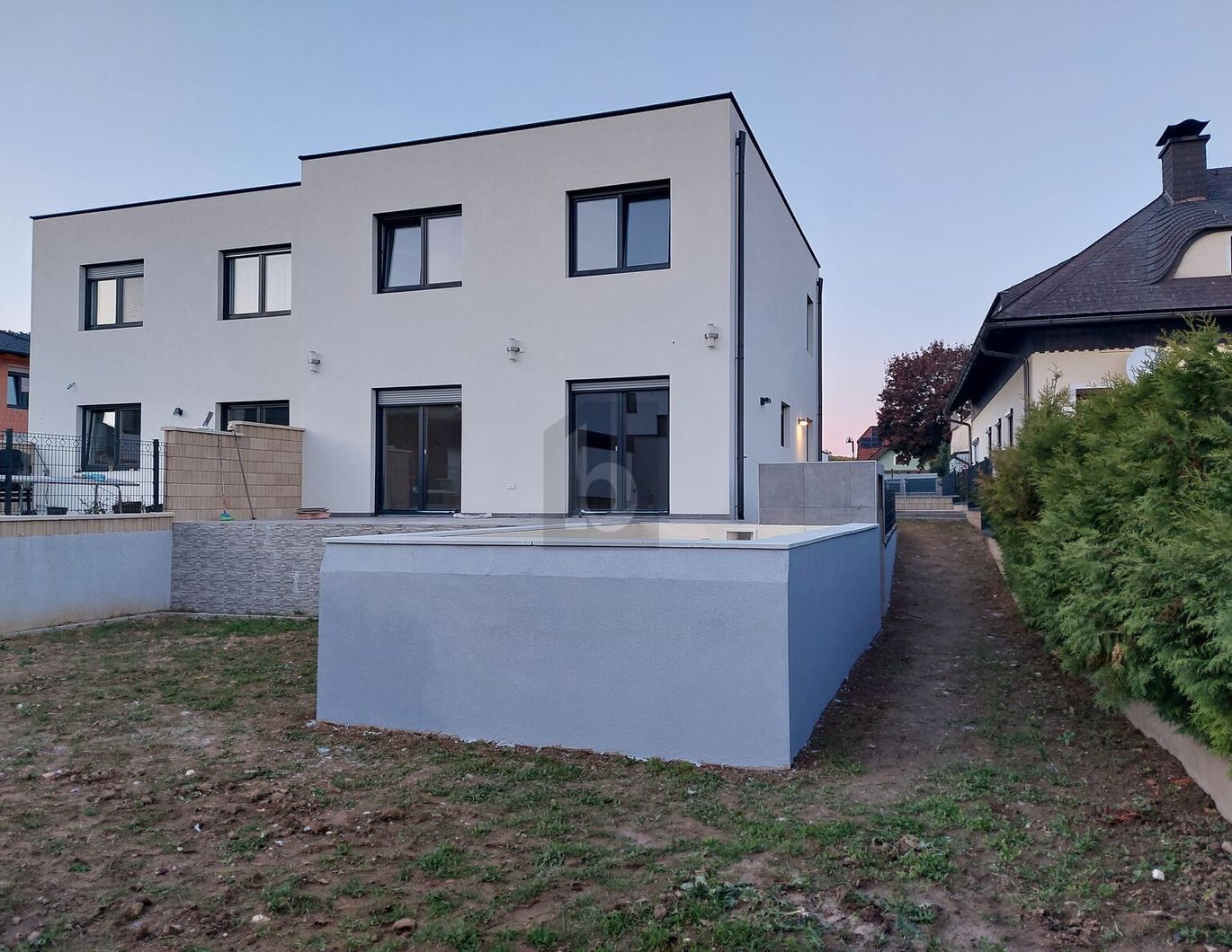 NEUBAU: MODERN MIT POOL UND NACHHALTIGEM KONZEPT