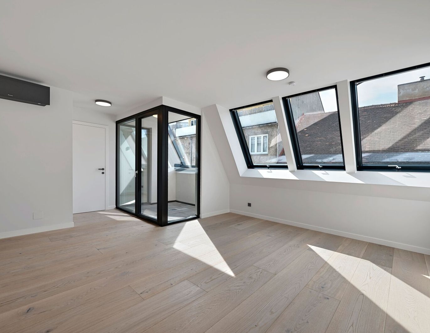 Sonniger Erstbezug mit Südwest-Loggia in neu ausgebautem Dachgeschoß!