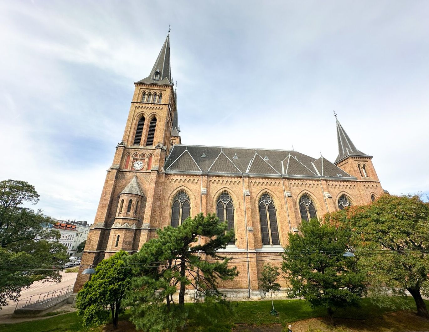 Hell, Blick auf den Park und Kirche