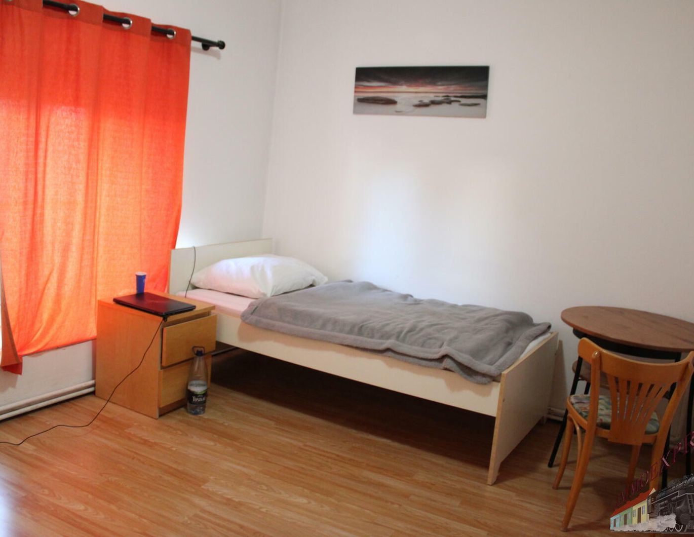 1 Zimmer Mietwohnungen mit 1 Bett in Fischamend 280,-- Euro monatliche Pauschale (WC und Dusche am Gang) ab Jänner / Februar 2026 verfügbar