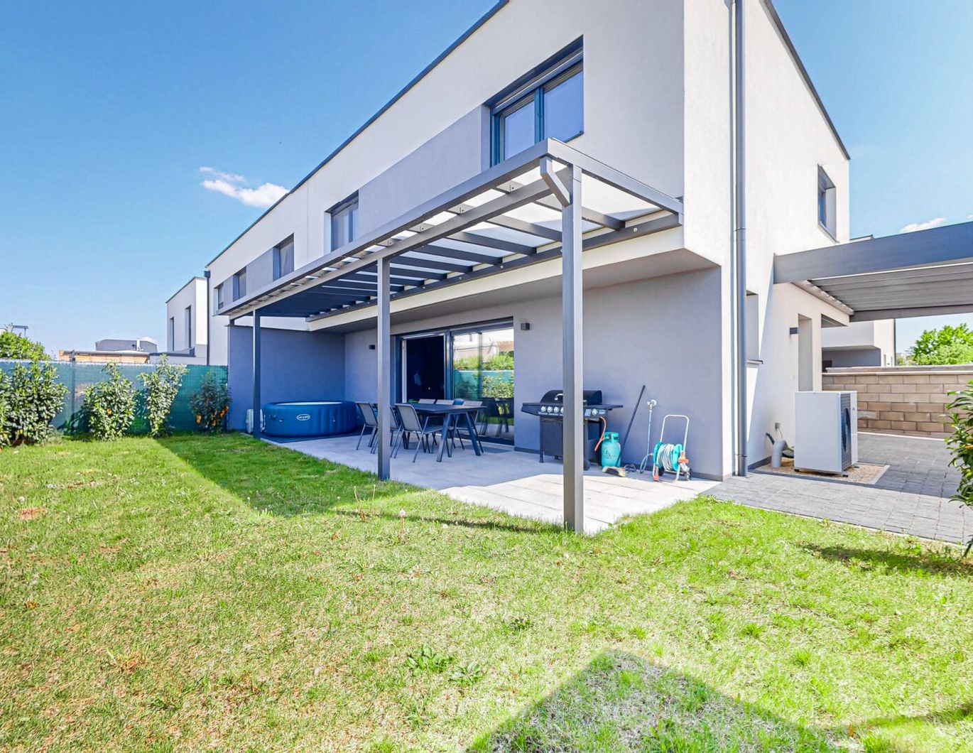 STILVOLLE DOPPELHAUSHÄLFTE MIT GARTEN IN STRASSHOF