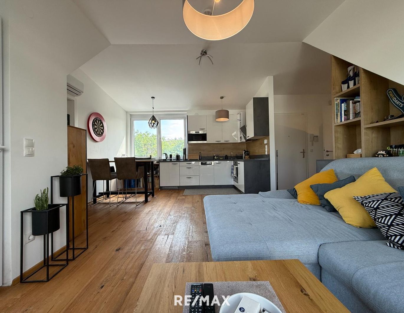 Exklusive 2-Zimmer-Dachgeschosswohnung mit Terrasse, Balkon & Parkplatz in ruhiger Lage