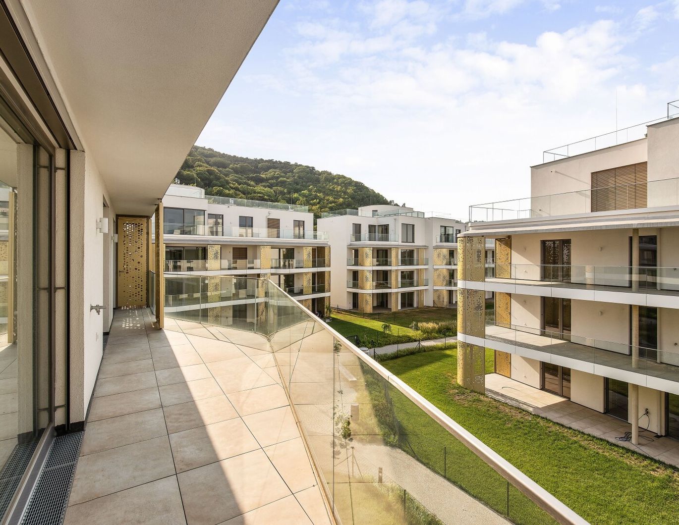 Wohn(T)raum am Wasser: Luxuriöse 3-Zimmer-Wohnung mit malerischem Blick