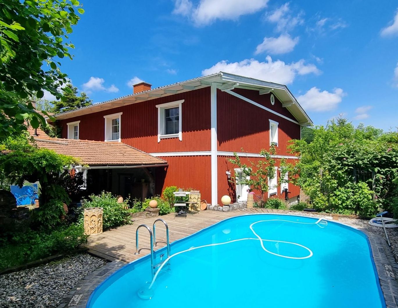 SEHR GERÄUMIGES EIN-ZWEIFAMILIENHAUS MIT STIL IN SONNIGER LAGE