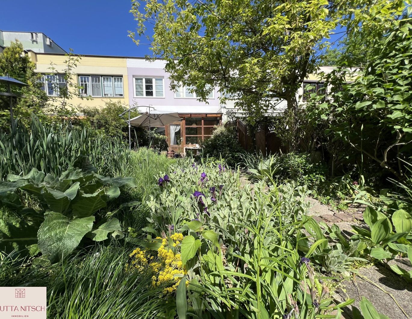 Gut geschnittenes Reihenhaus im Split-Level mit blühendem Garten - Gumpoldskirchen