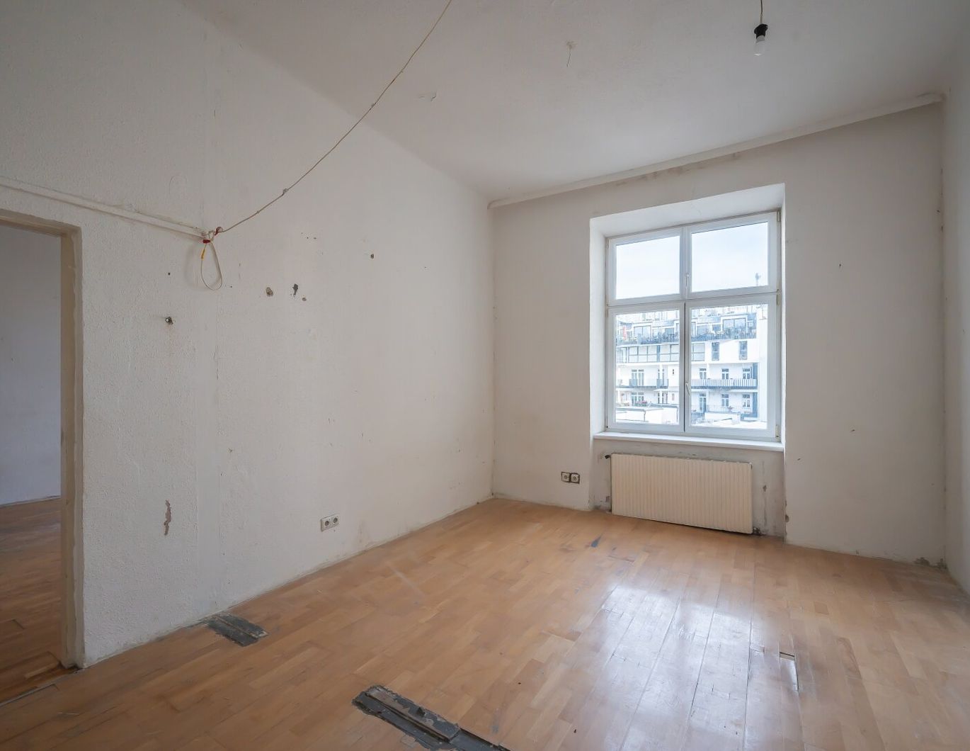 **Hannovermarkt** Renovation Opportunity: 3-Room Period Apartment with Airbnb Potential
