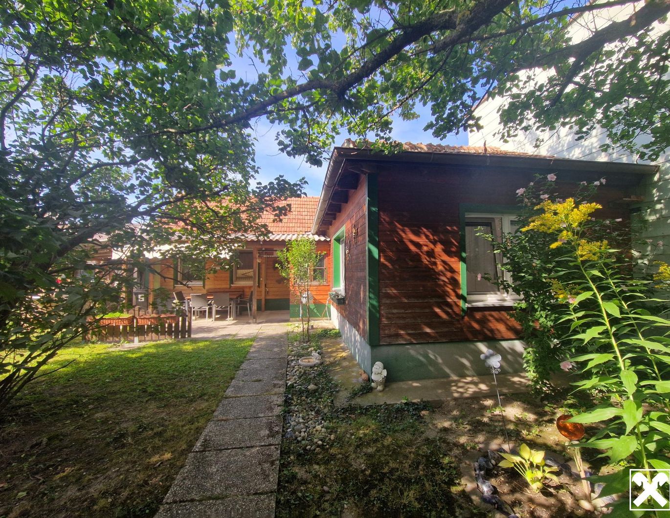 LIEBEVOLLES LANDHAUS FÜR ZWEI PERSONEN IN GRÜNLAGE MIT GESCHLOSSENEM, ABSOLUT UNEINSEHBAREM INNENHOF UND HERRLICHEM GARTEN SAMT GRILLPLATZ UND NEBENGEBÄUDEN