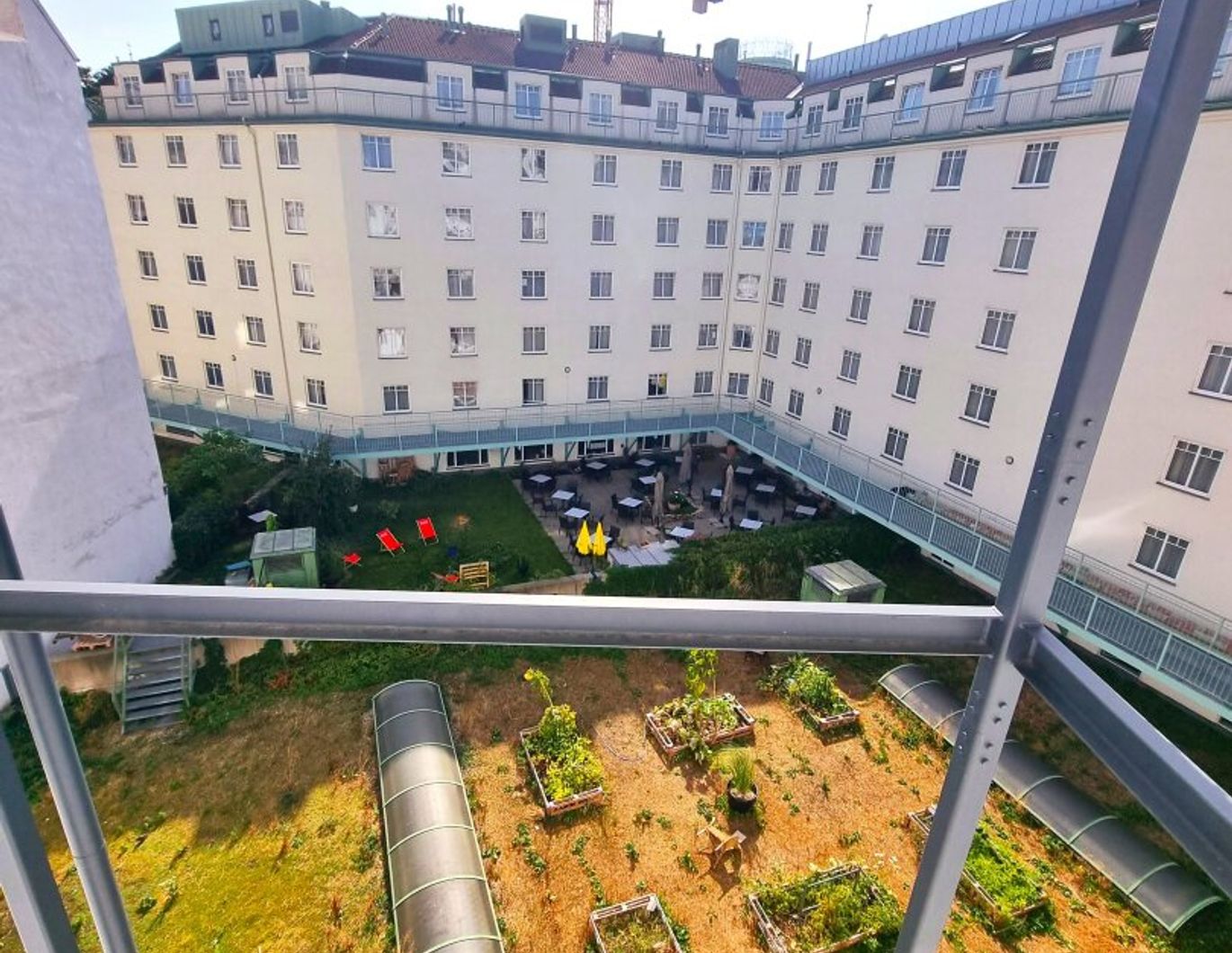 Zwischen Wiener Klassik und Naschmarkt Vibes - Ihr Zuhause mit Charme! Hofseitiger Balkon + Ruhiges Schlafzimmer! HIP und TRENDY die Gegend - Magisch schön das Altbauhaus - Ein MUST HAVE die Wohnung!
