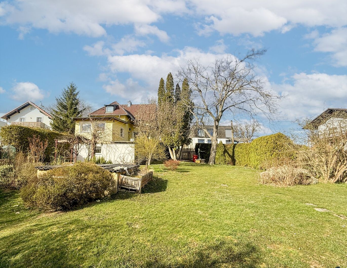 Charmantes Haus mit tollem Grundstück in Grün-Ruhelage