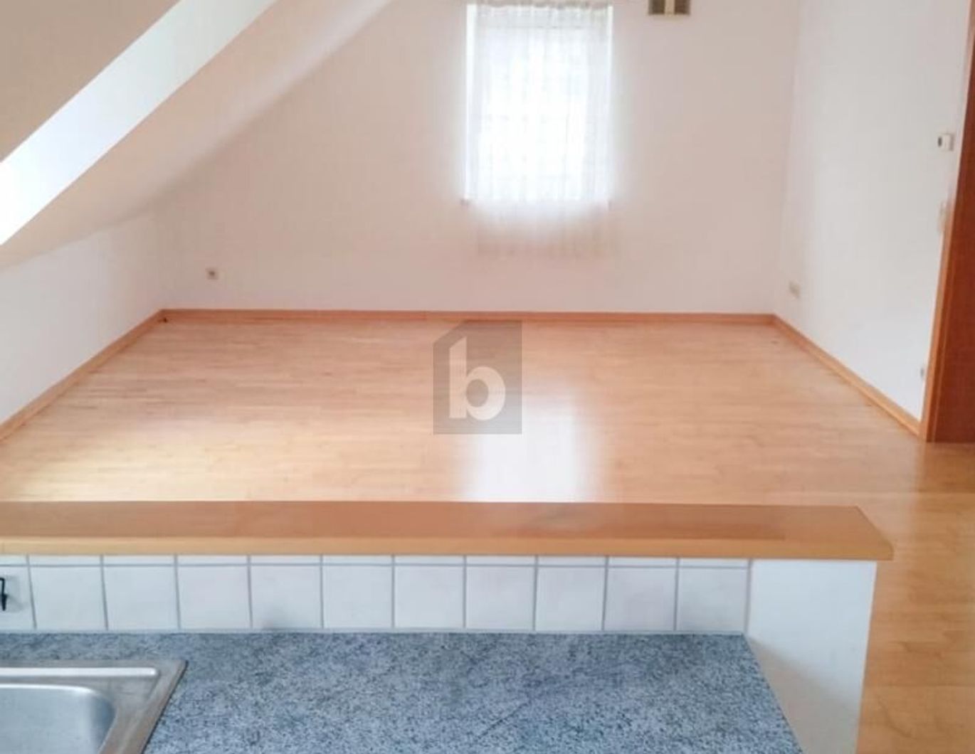 PERFEKT FÜR ANLEGER - VERMIETETER DACHGESCHOSSHIT