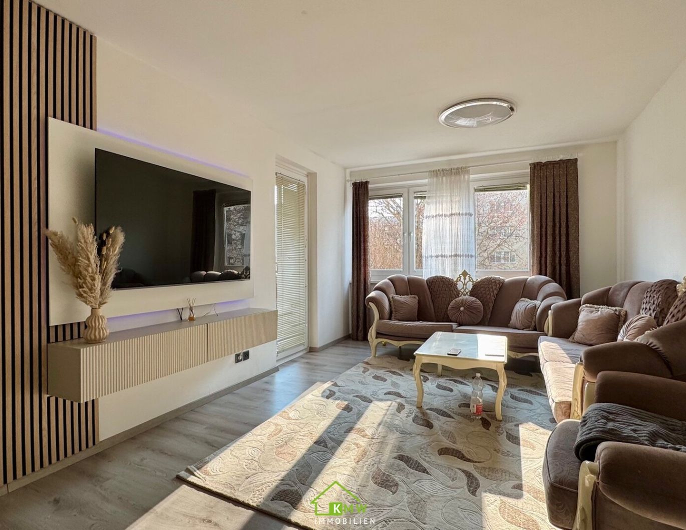 gepflegte, helle 3 Zimmer Wohnung mit Loggia