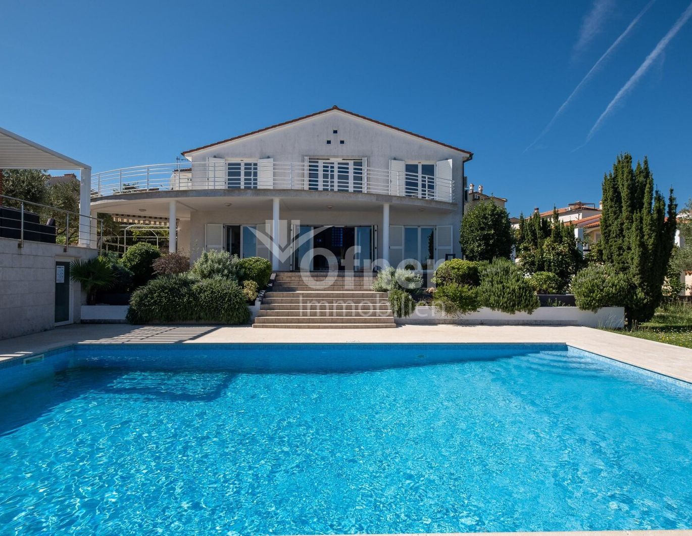 Möblierte Villa mit Pool und großzügigem Garten