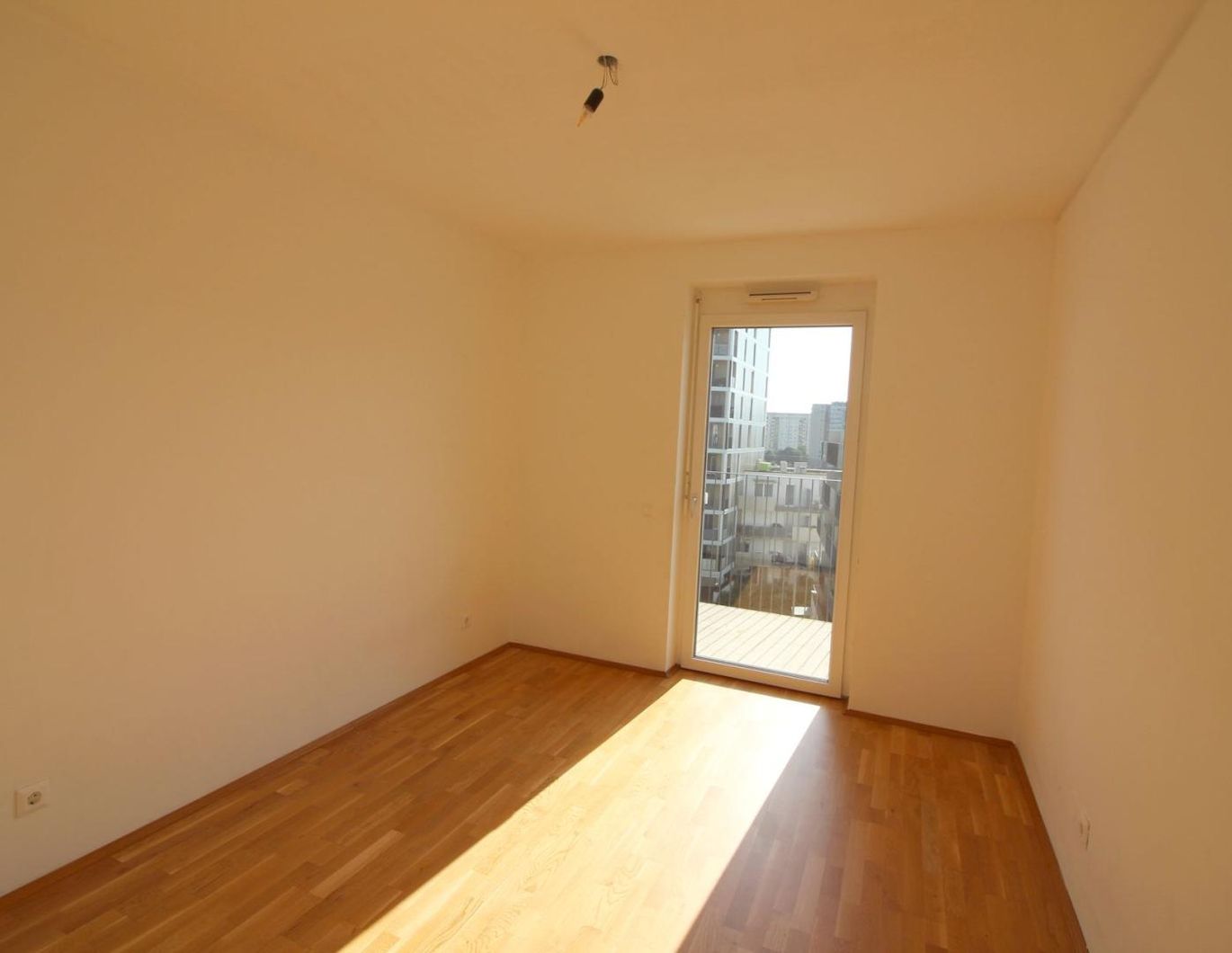 PERFEKT AUFGETEILTE 2-ZIMMER-WOHNUNG MIT GROSSEM BALKON- NÄHE STADION