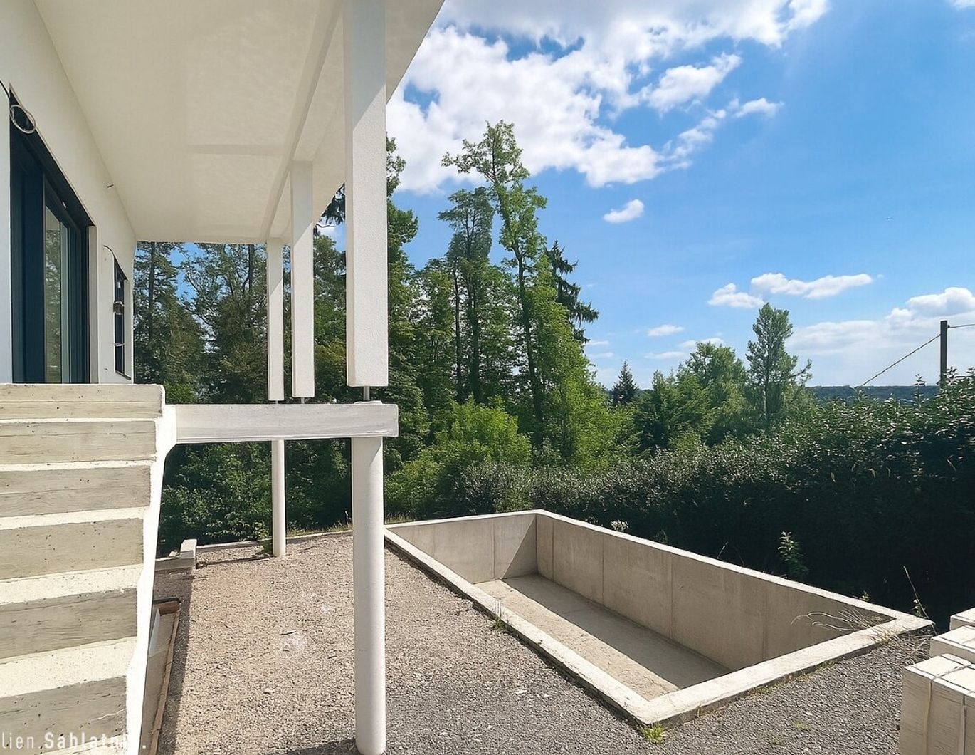 ELEGANTES REFUGIUM IN AUSSICHTSLAGE mit Pool und durchdachtem Wohnkonzept!