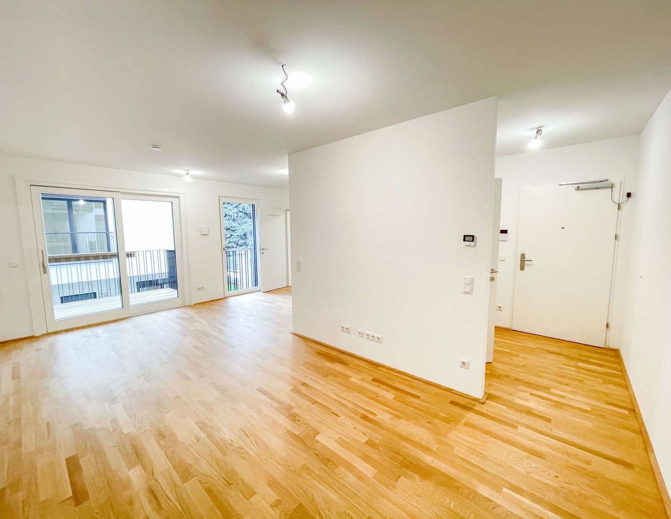 Moderne 2,5-Zimmer-Neubauwohnung mit Balkon in zentraler Ruhelage