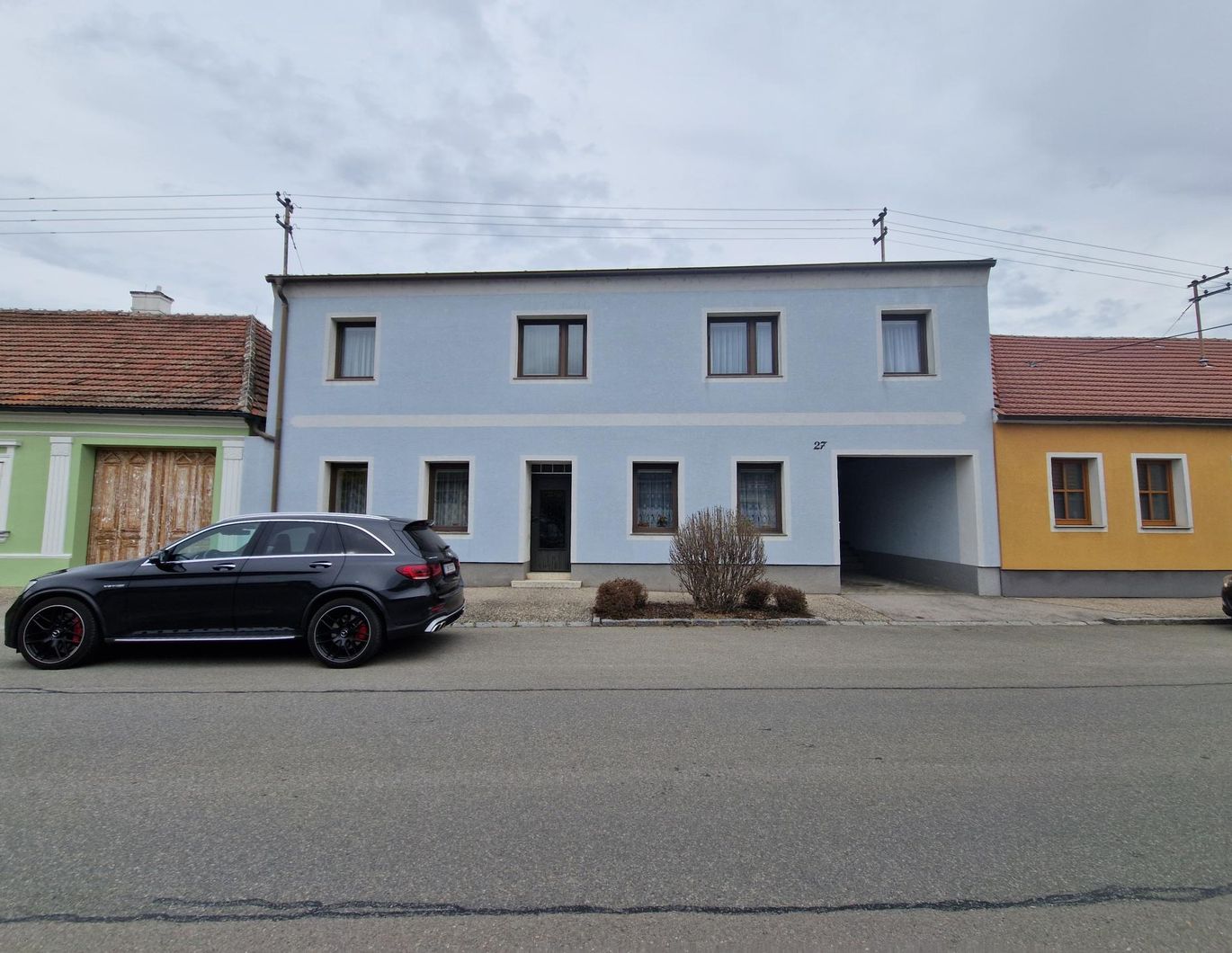 GROSSZÜGIGES LANDHAUS MIT GESCHLOSSENEM INNENHOF, WERKSTATT UND NEBENGEBÄUDEN IN PARADIESISCHER GRÜNRUHELAGE MIT MÖGLICHKEIT AUF STADEL UND KLEINE LANDWIRTSCHAFTLICHE FLÄCHE