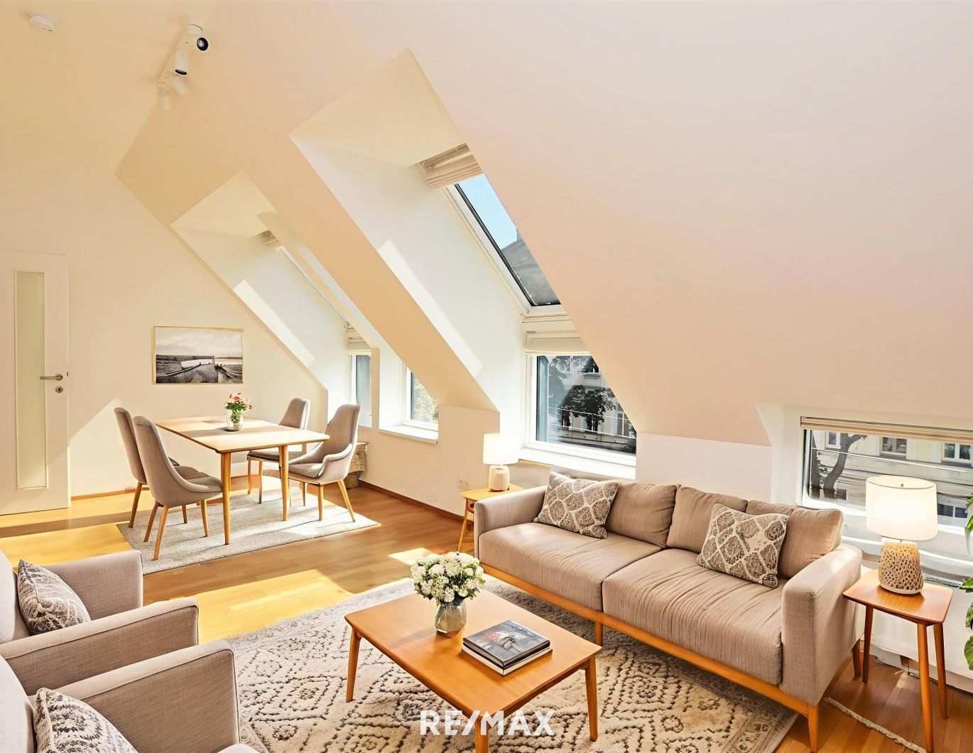 Helle Dachgeschosswohnung mit Charme und viel Freifläche
