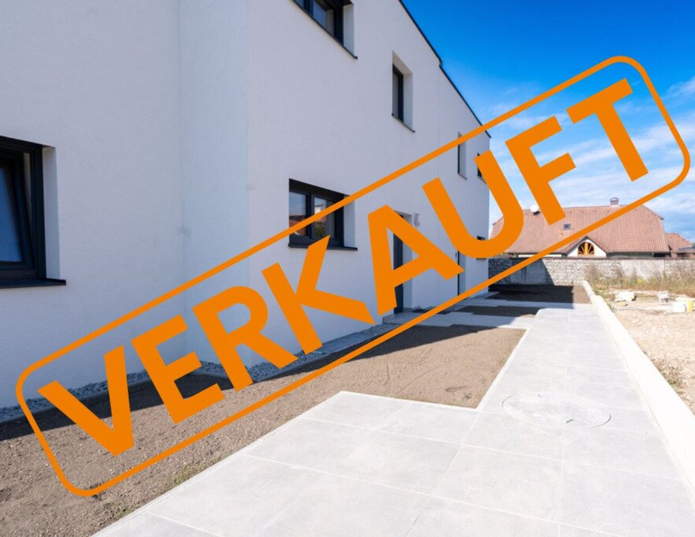 **VERKAUFT** PROVISIONSFREI - Moderne Doppelhaushälfte in Pucking: 6 Zimmer, Keller, Garten & 2 Garagen + 3 Außenstellplätze