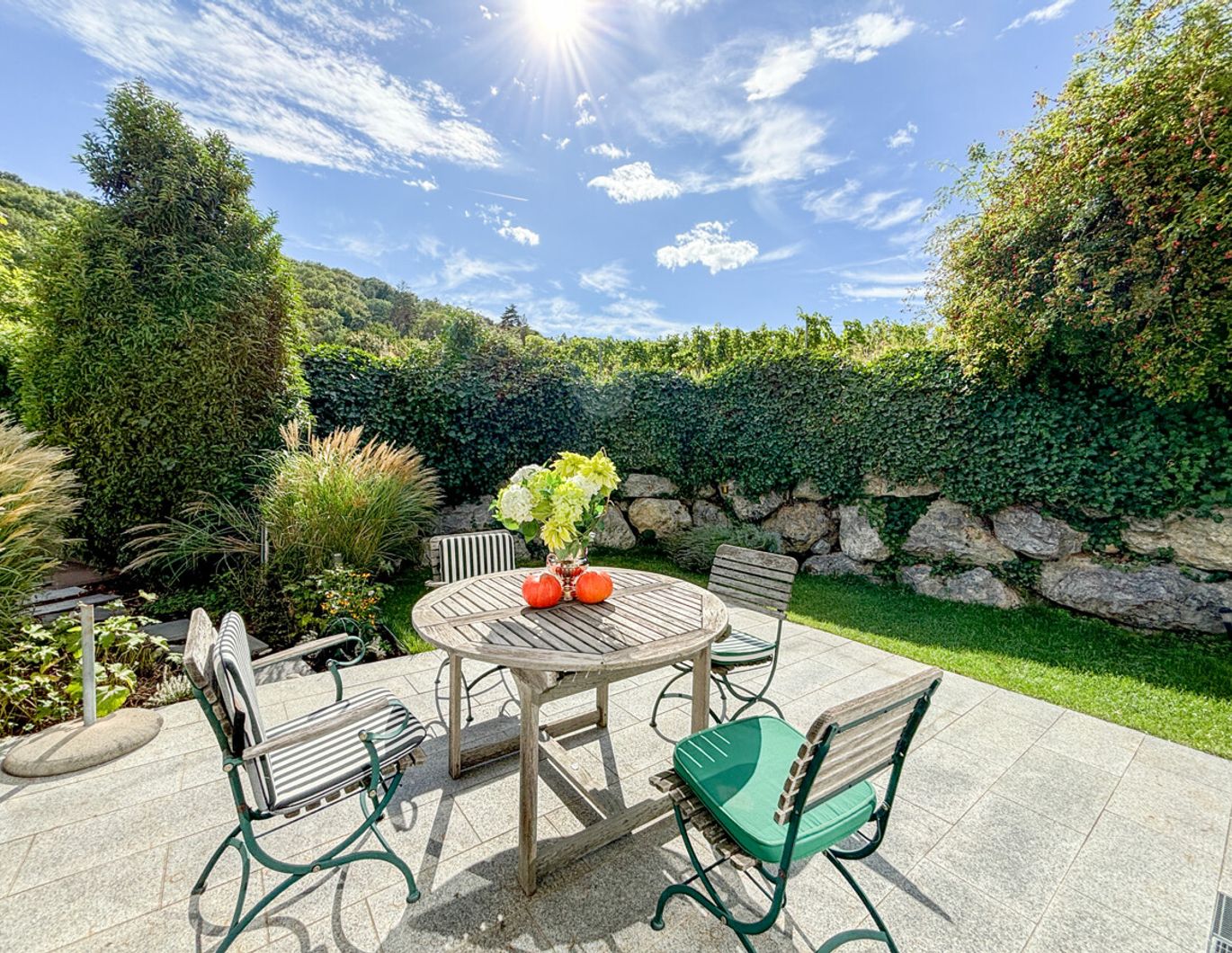 Kahlenbergerdorf: Bezaubernde Garten-Terrassen-Wohnung im historischen Ambiente