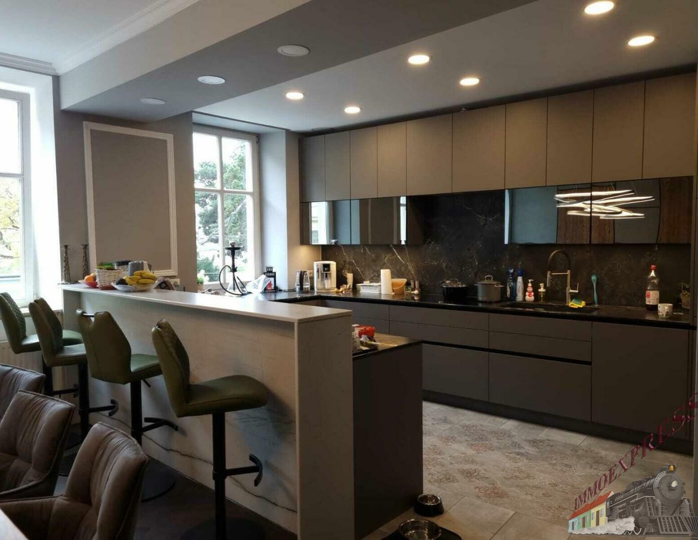 Wohnungs- Paket mit Garten, Garage, Sauna und Swimmingpool! 4 Wohnungen stilvoll renoviert!