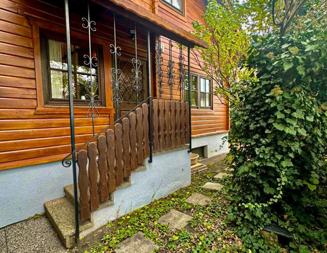 Energieeffizientes Holzhaus mit Charme & Pool