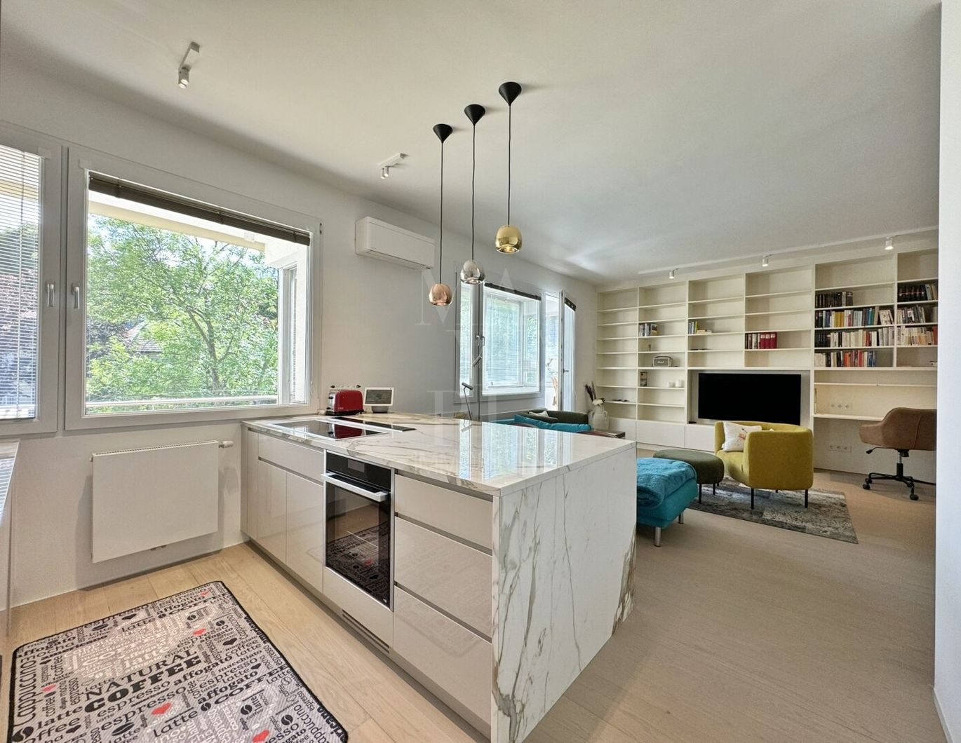 Stylisches Studio mit Balkon & Wintergarten