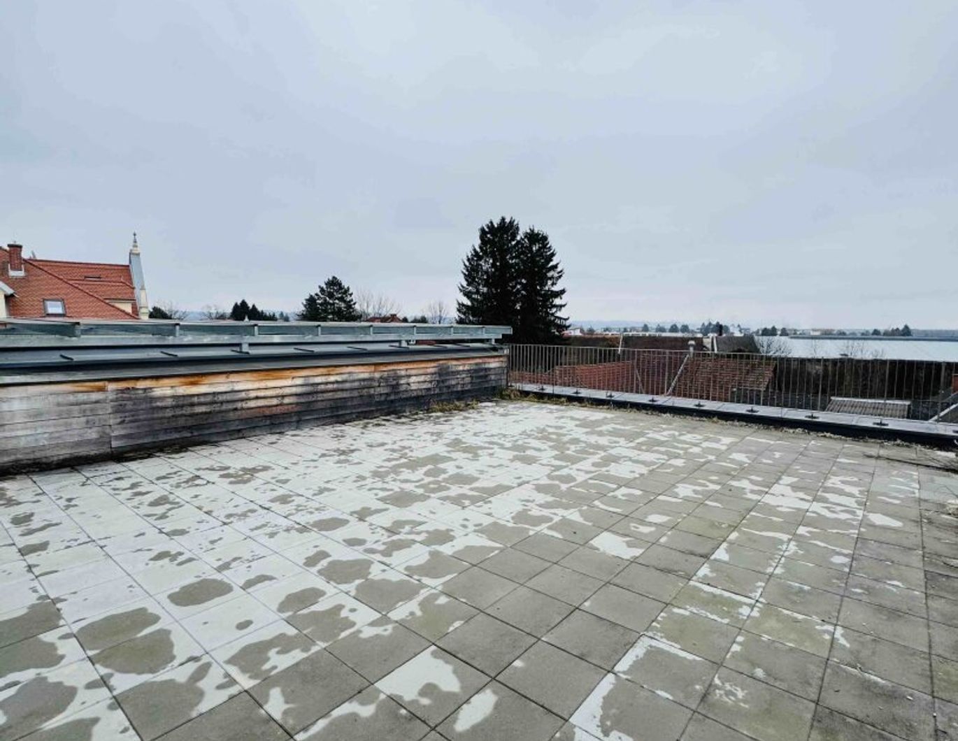 TRAUMHAFTE 3-Zimmerwohnung mit riesiger Terrasse, Ganztagssonne und Tiefgaragenparkplatz