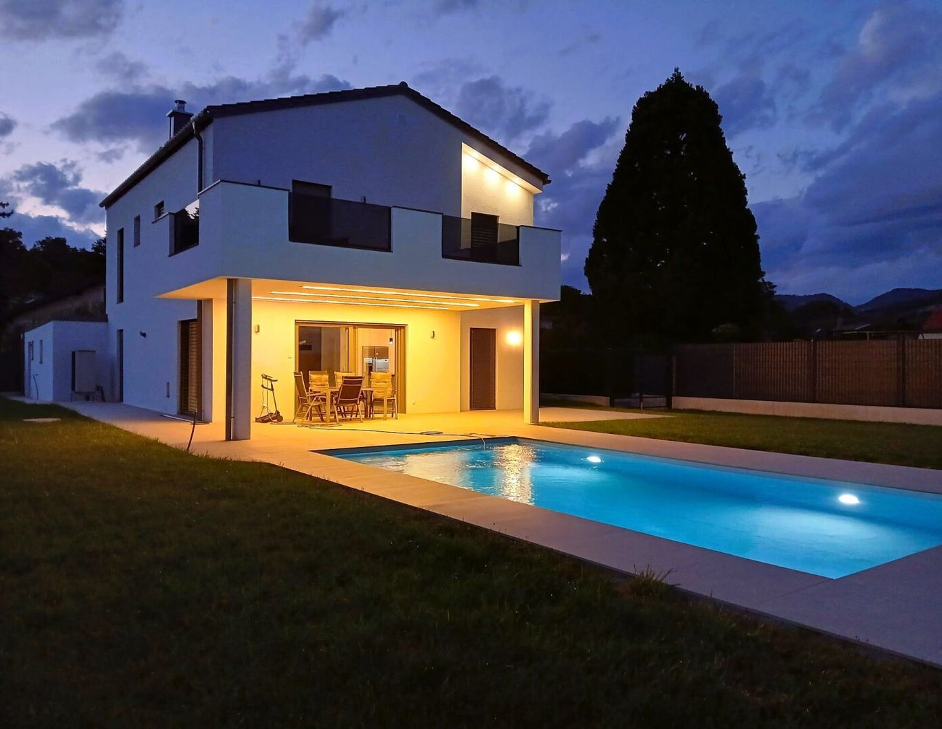 Hochwertig mit Pool & Weitblick für pure Lebensqualität
