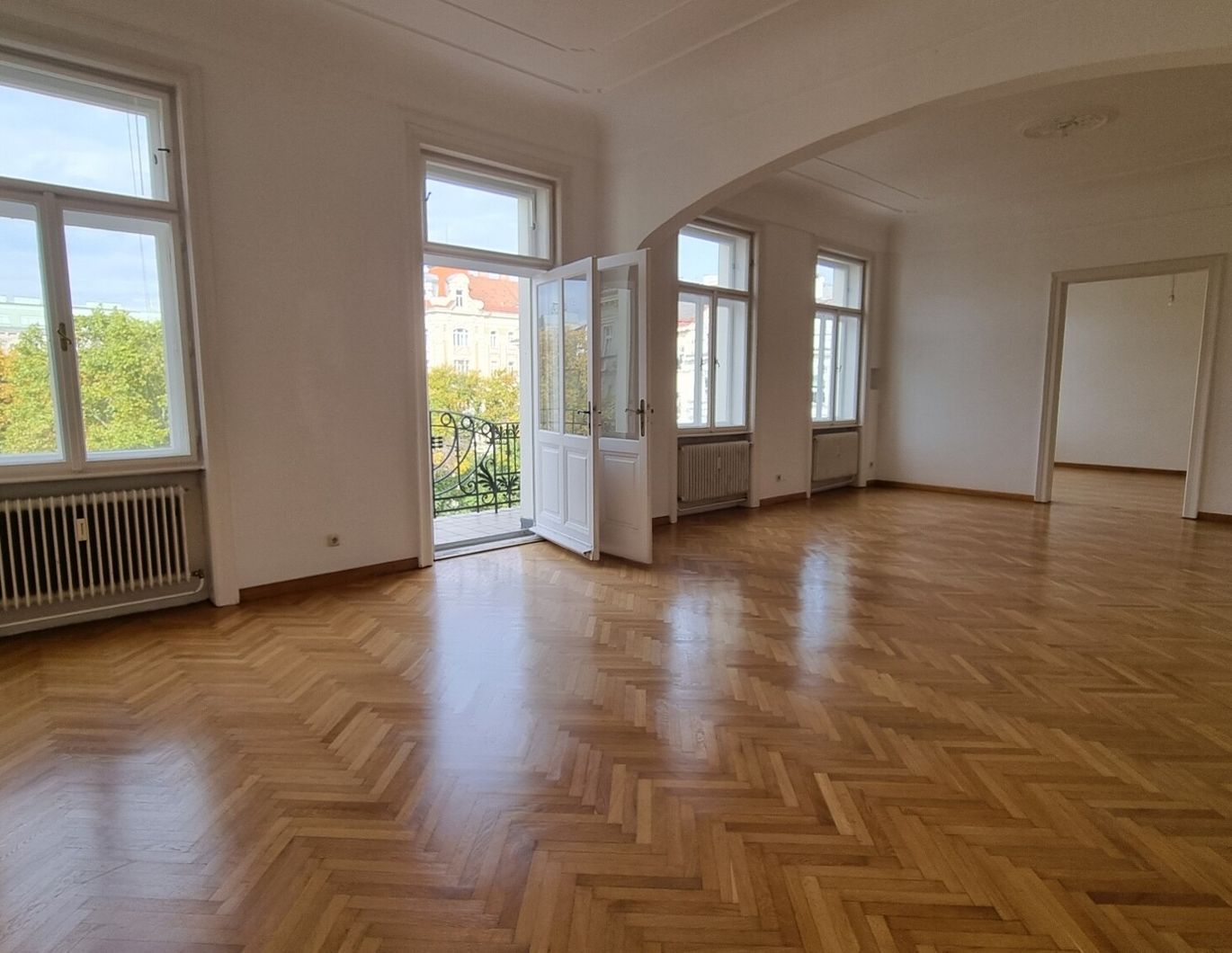 klassischer Altbau mit Balkon - Blick in den Park
