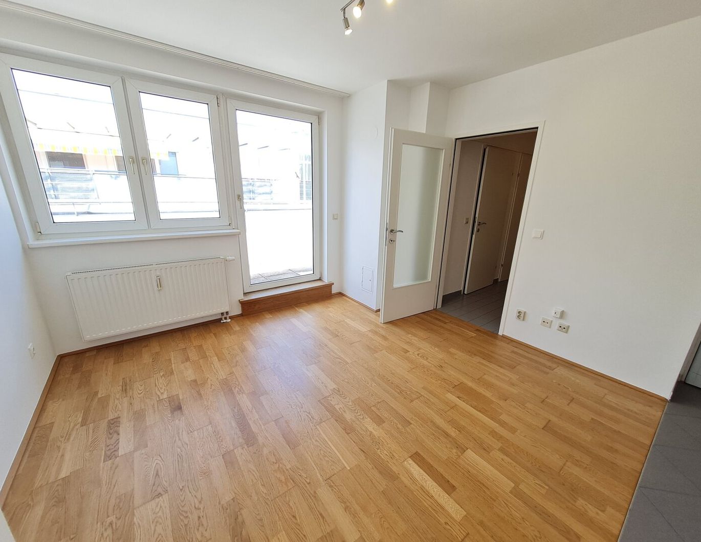 TOLLE KLEINE 2 ZIMMER DACHWOHNUNG mit TERRASSE!