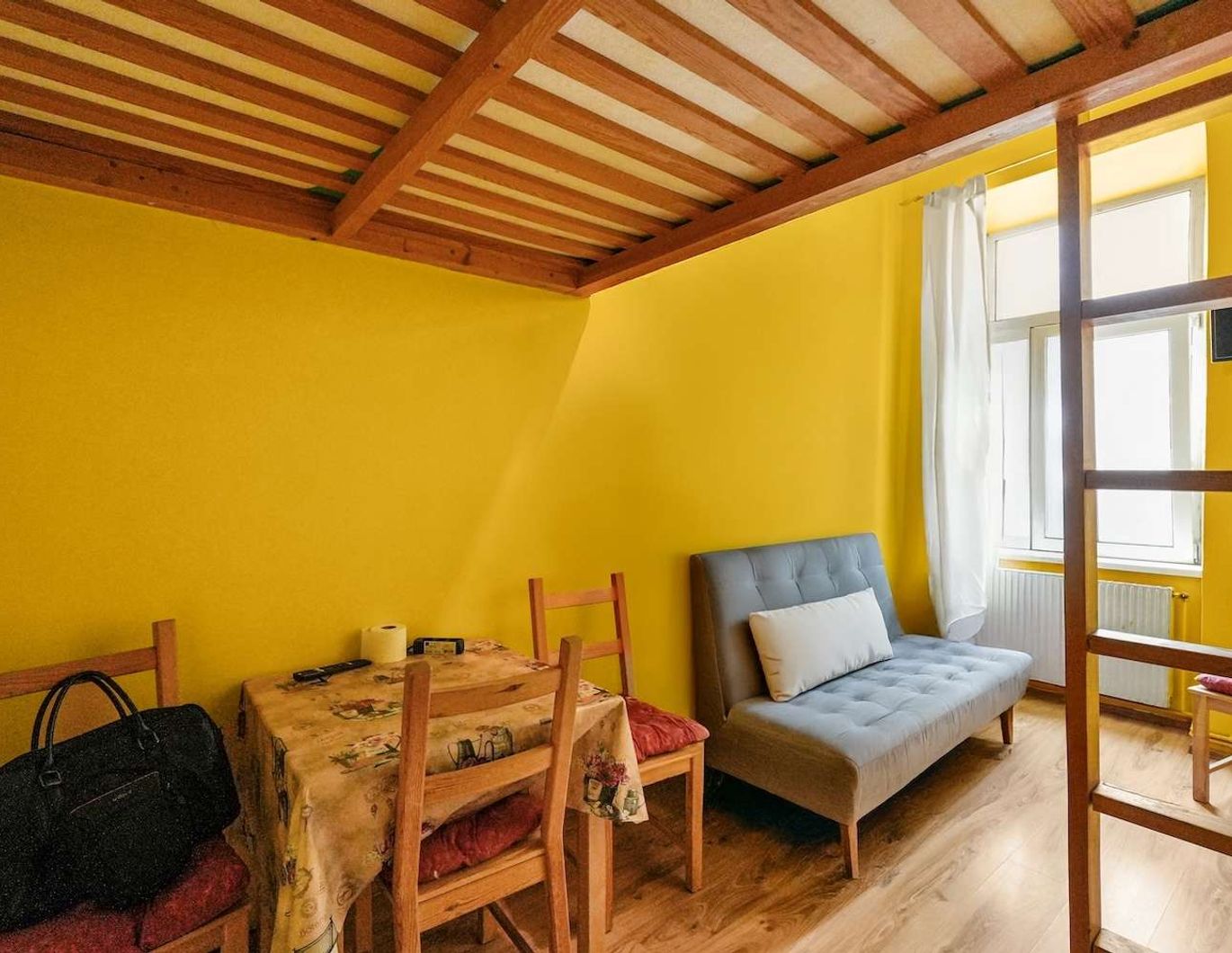 Kompakte Altbauwohnung mit 2 Zimmern & zusätzlichen Galerieflächen